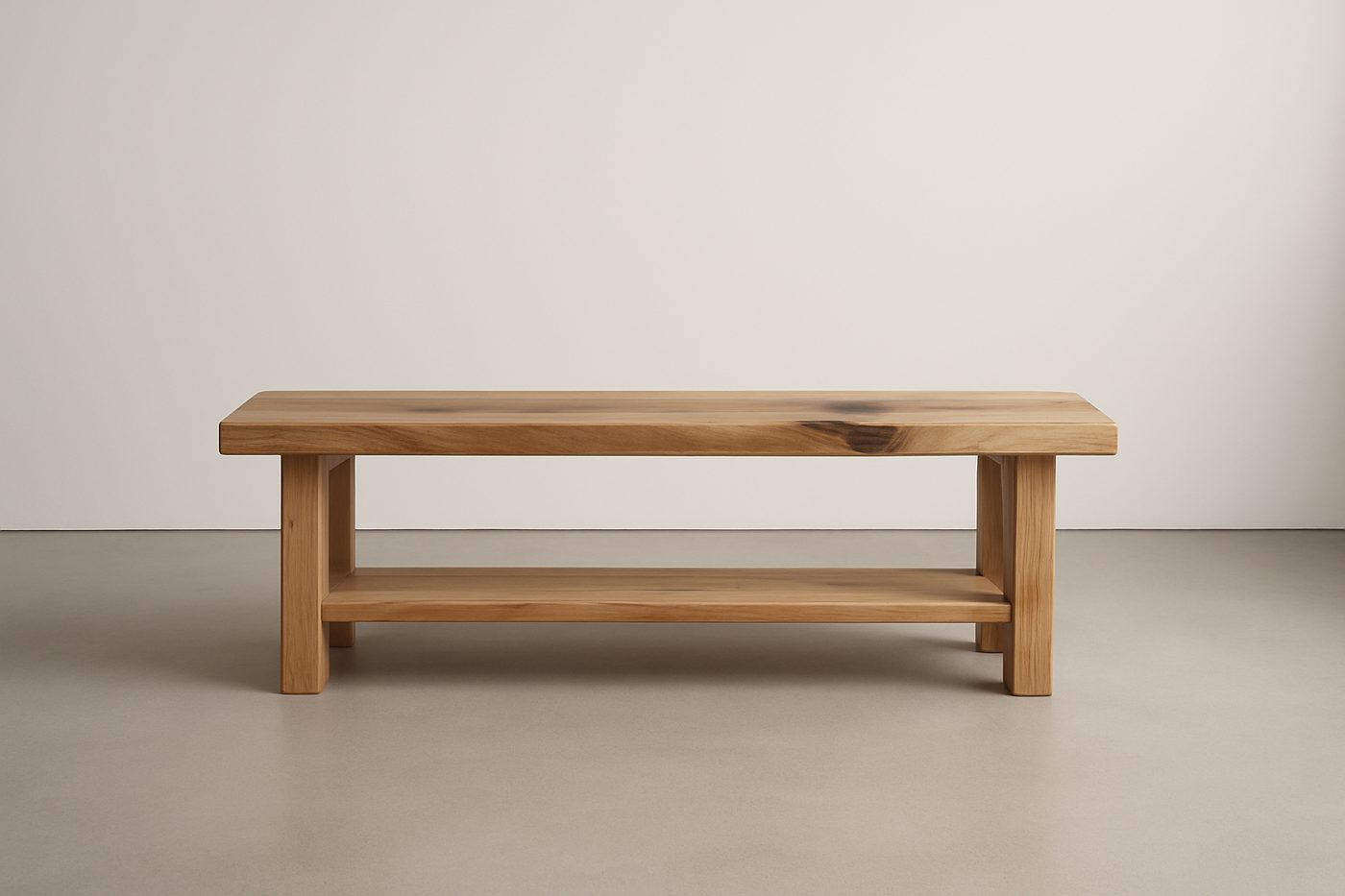 Banc en bois massif à jambages droits et traverse basse, sur fond neutre