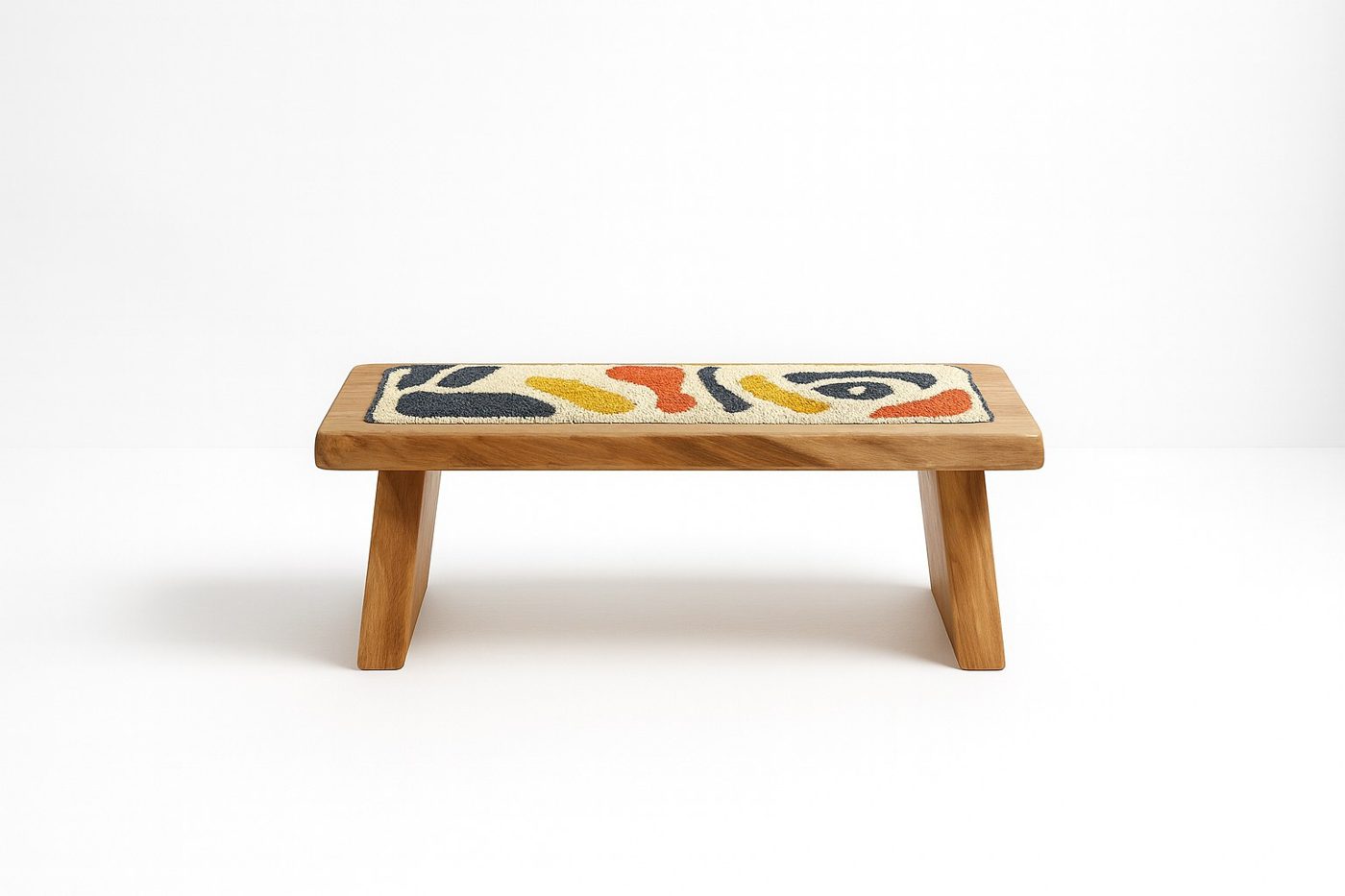 Banc bas en bois massif à assise tissée aux motifs colorés