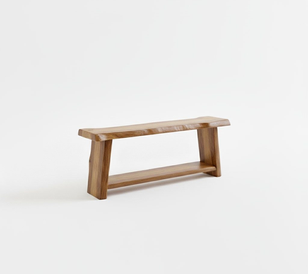Banc bas à plateau rive naturelle et étagère, vue de trois quarts