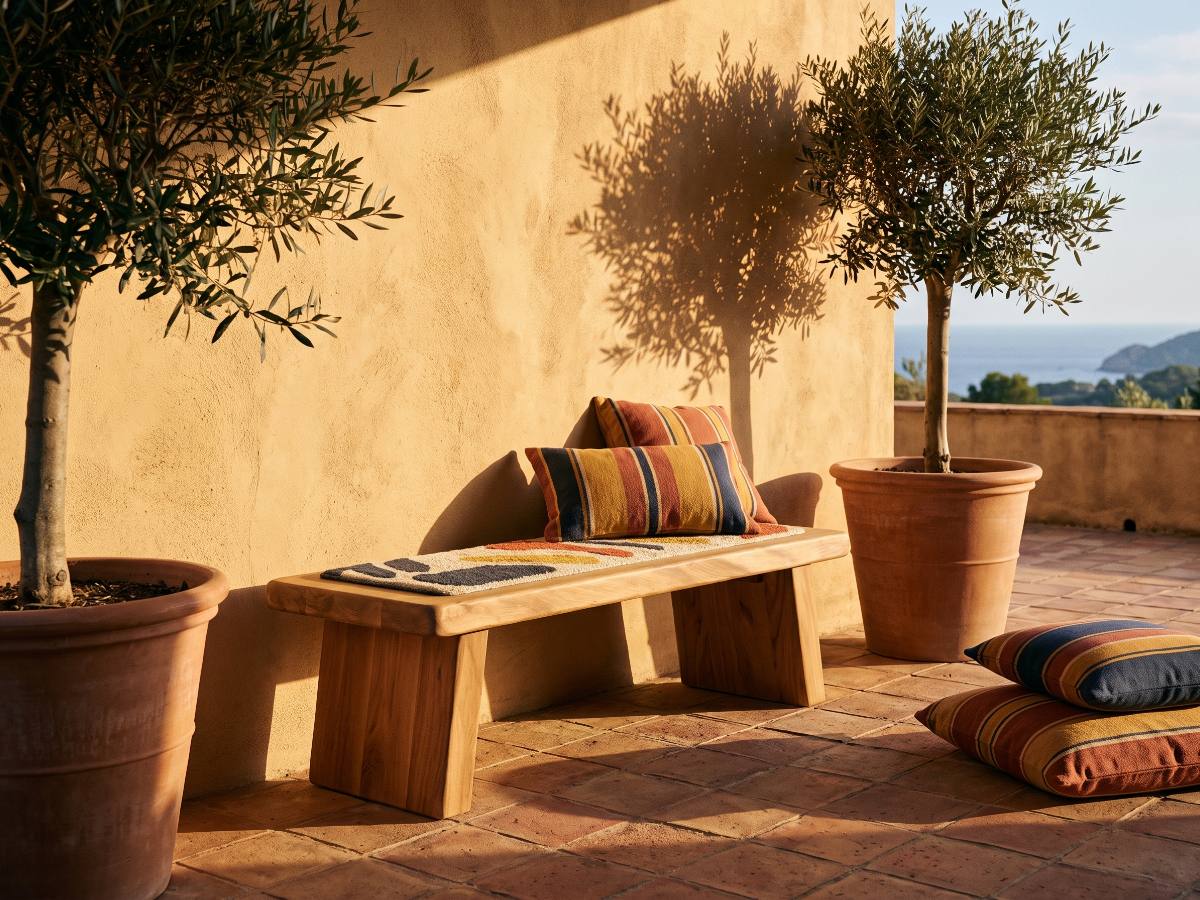 Banc en bois massif nº 05 en situation — terrasse méditerranéenne aux oliviers