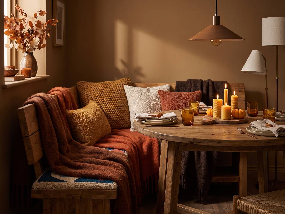 Banc en bois massif nº 22 en situation — coin repas cosy tons d'automne