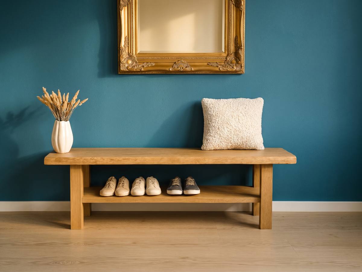 Banc en bois massif nº 24 en situation — entrée chic bleu canard